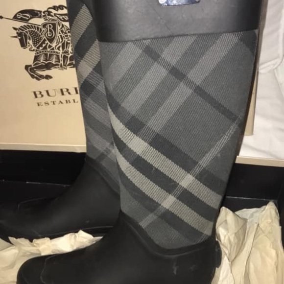 Burberry Rainboots - Picture 3 of 4